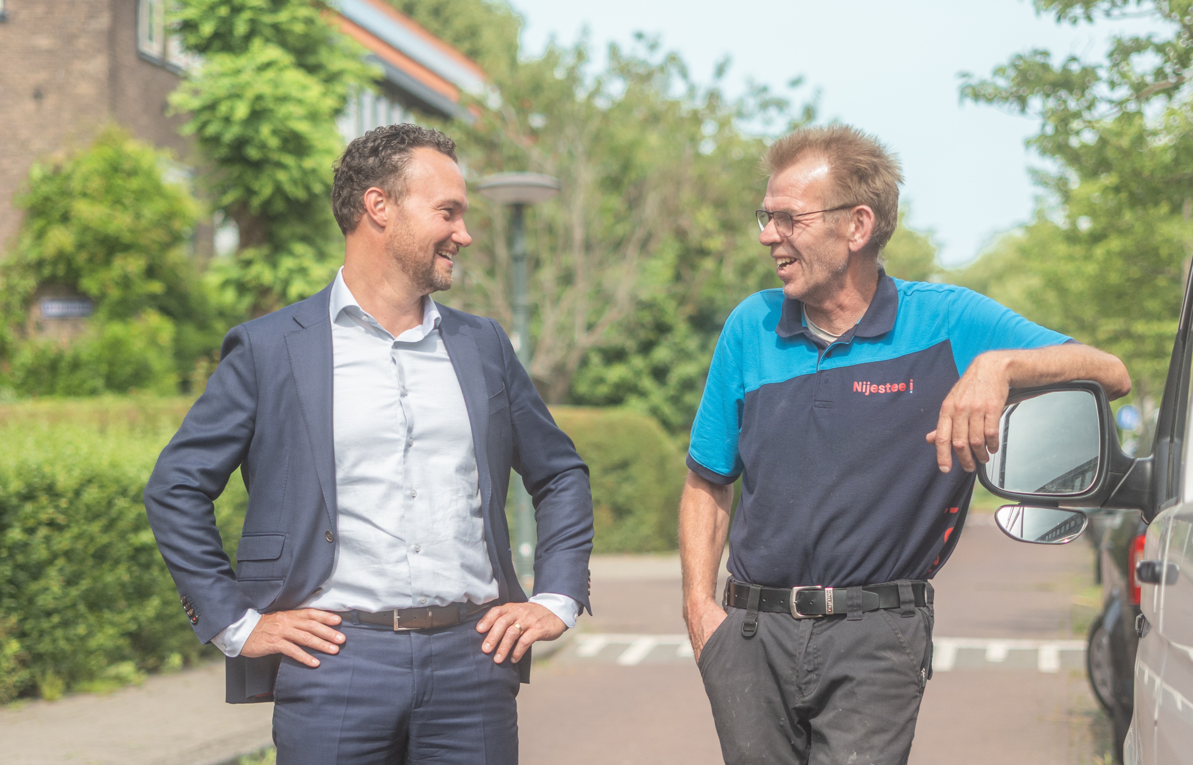 Bestuurder Sander van der Tol en vakman Bert Kuilema van Nijestee in de Oosterparkwijk