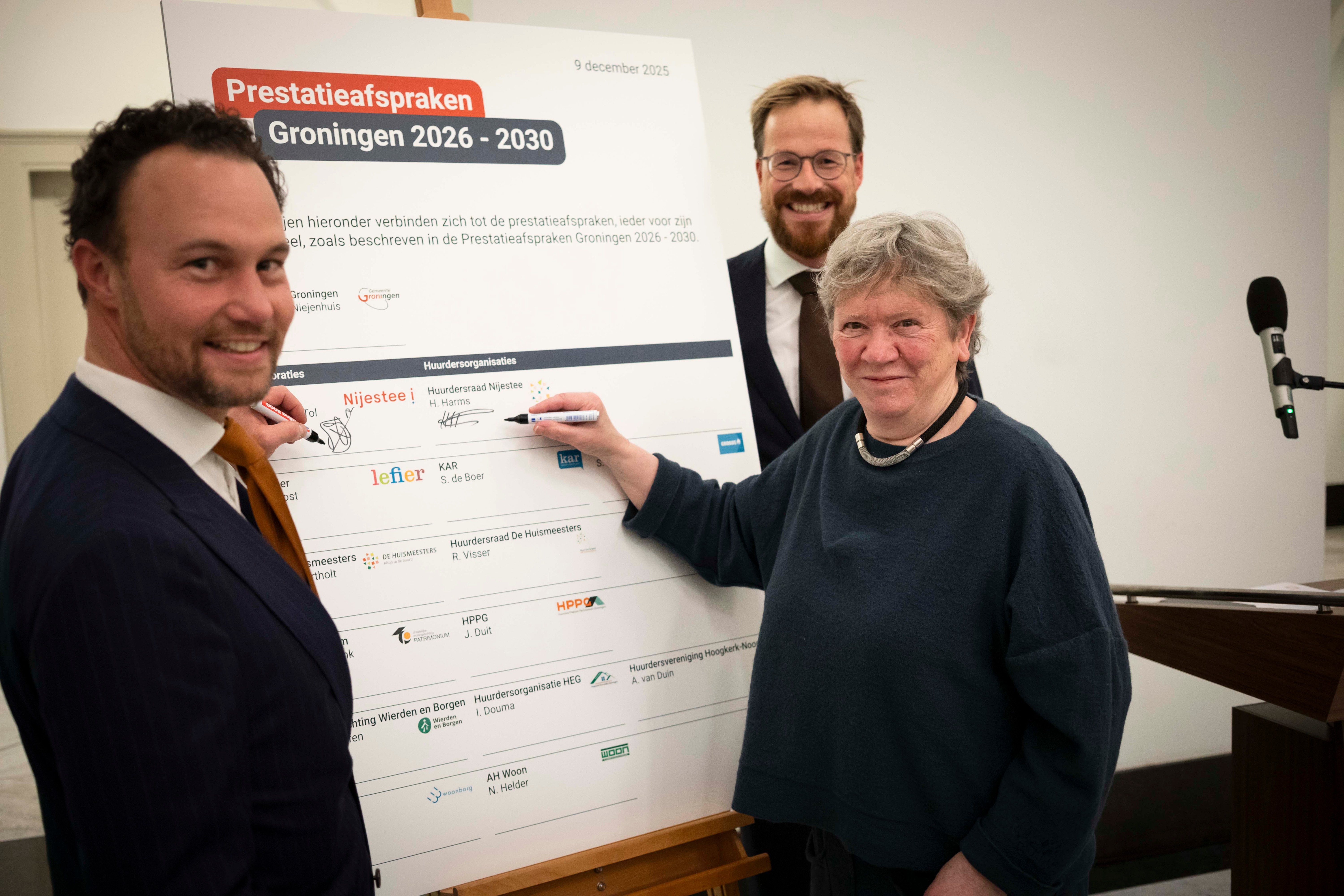 Ondertekening Prestatieafspraken Woningcorporaties door Andrea Hooymans 1012202536 Online