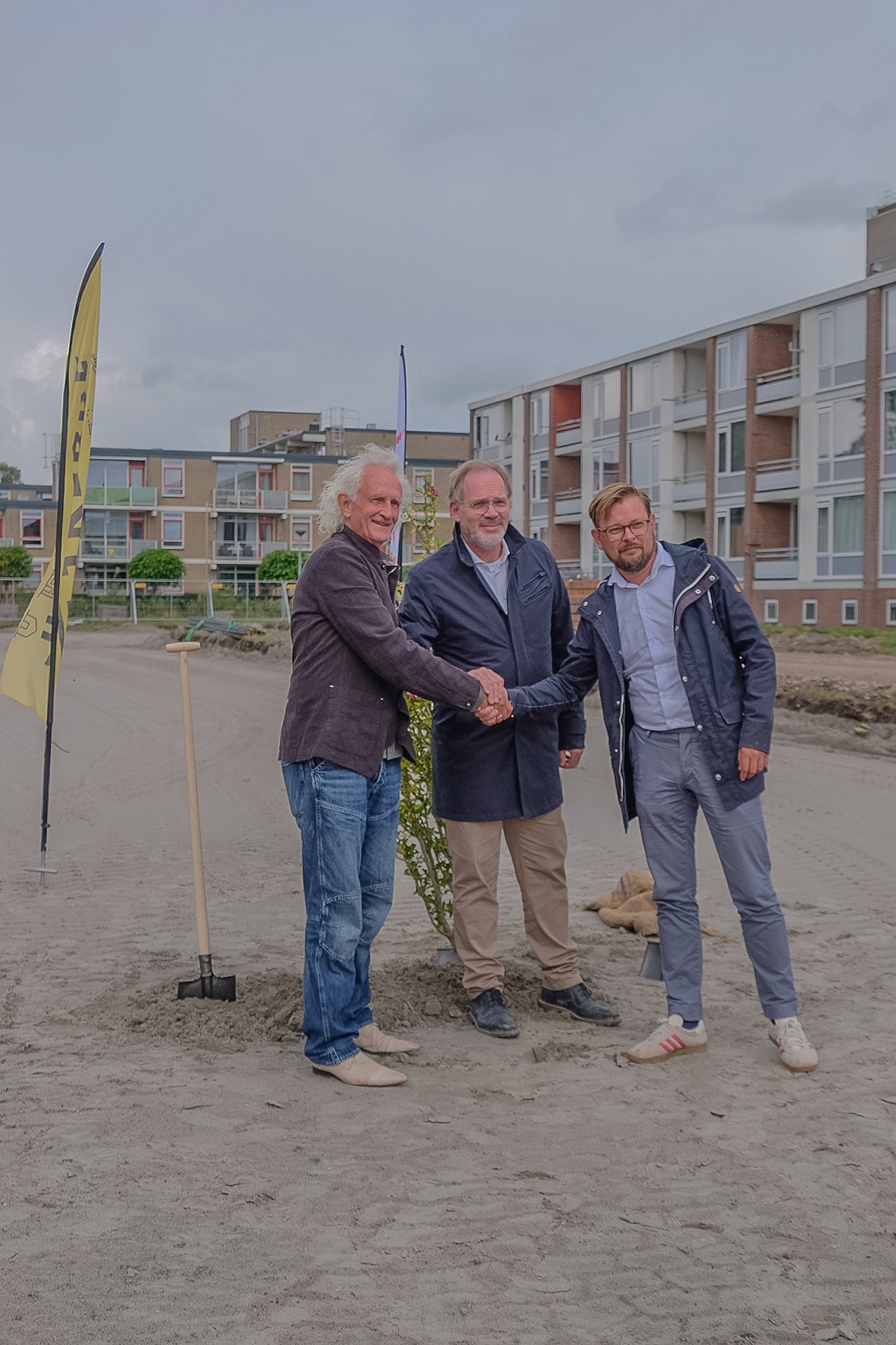 Rein Swart (bestuurder Nijestee), Marinus den Harder (directeur Trebbe) en Eelco Eikenaar (wethouder) 1